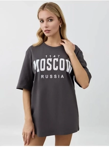 Détail du t-shirt en coton gris avec imprimé graphique blanc MOSCOW RUSSIA 1147