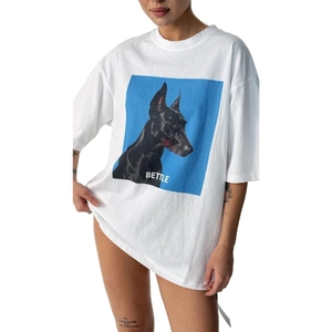 T-shirt blanc oversize en coton avec imprimé Doberman bleu et texte BETTLE style hip-hop