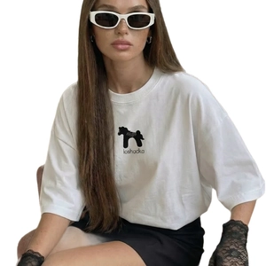 Oversize T-Shirt aus weißer Baumwolle mit schwarzem Pferde-Print und loshadka-Schriftzug
