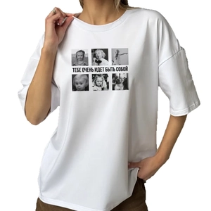 T-shirt blanc oversize en coton avec portraits vintage noir et blanc et texte en russe