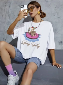 Détail d'un t-shirt blanc en coton avec impression graphique colorée de crâne créatif