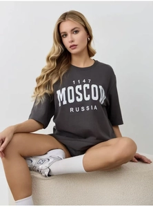 Détail de l'imprimé sérigraphié Moscow 1147 sur un t-shirt oversize en coton gris