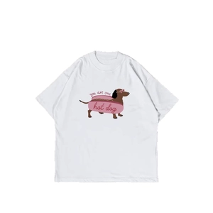 Oversize Baumwoll-T-Shirt in Weiß mit Dackel-Hot-Dog-Print und klassischem Rundhalsausschnitt