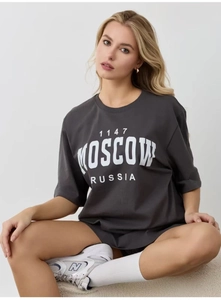 Détail du t-shirt en coton gris anthracite avec sérigraphie 1147 Moscow Russia