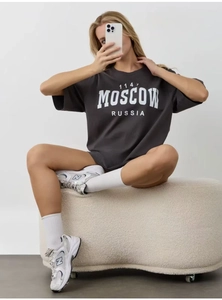Détail d'un t-shirt oversize en coton gris anthracite avec imprimé blanc Moscou