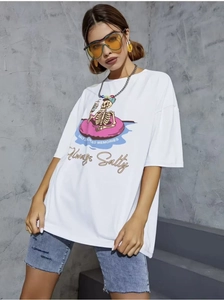 Détail d'un t-shirt blanc en coton avec motif de crâne et accessoires de style urbain