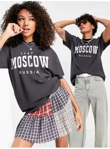 Détail de l'imprimé blanc Moscow Russia 1147 sur t-shirt en coton gris anthracite
