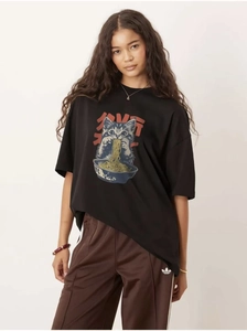 Détail d'un t-shirt oversize en coton noir avec un imprimé graphique d'un chat mangeant des nouilles