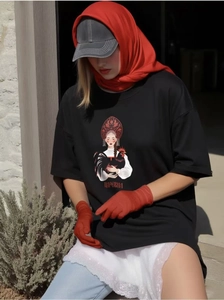 Détail d'un t-shirt en coton avec imprimé folklore russe, fille et coq noir