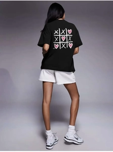Détail de l'imprimé cœur tic-tac-toe au dos d'un t-shirt noir en coton 100% pur