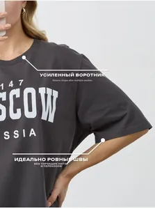 Vue détaillée du col renforcé et des coutures précises du t-shirt en coton gris Moscou