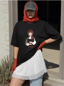 Détail du t-shirt noir en coton avec illustration folklorique russe et graphisme de coq