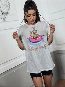 Détail du t-shirt gris en coton avec motif de squelette rétro et texte Salty