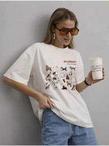 Détail de l'imprimé graphique Dog Community sur t-shirt blanc ample en coton à manches