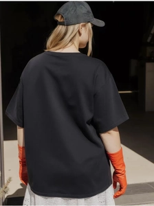 Détail du t-shirt noir en coton oversize avec épaules tombantes et coupe décontractée