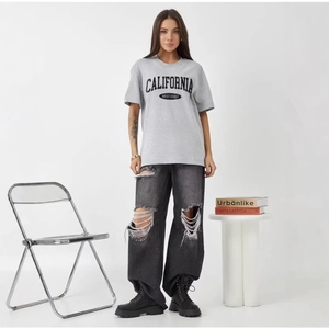 Γυναικείο βαμβακερό γκρι t-shirt και σκισμένο μαύρο φαρδύ τζιν casual ντύσιμο