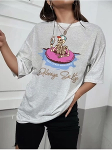Détail d'un t-shirt en coton gris clair avec imprimé graphique squelette style urbain