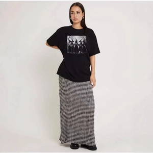 Oversize 100% cotton black T-shirt with vintage girl power print and checkered skirt