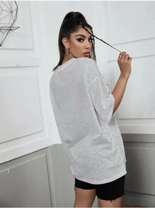 Vue détaillée du dos d'un t-shirt en coton gris ample avec des épaules tombantes élégantes