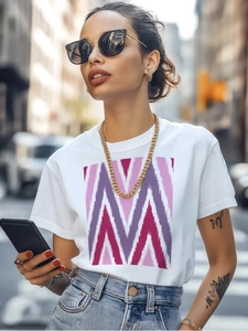 Détail de style urbain du t-shirt blanc en coton avec imprimé géométrique en zigzag violet