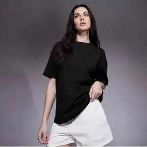 T-shirt en coton noir oversize avec imprimé cœur et short blanc décontracté