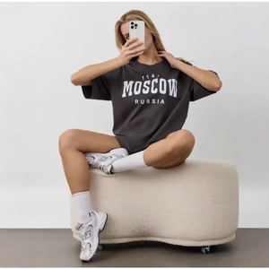T-shirt oversize gris foncé 100% coton avec imprimé de lettres blanches de Moscou