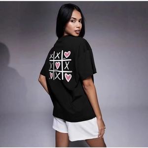 T-shirt noir en coton pour femme avec motif cœurs morpion imprimé au dos
