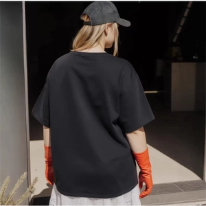 T-shirt noir minimaliste en coton oversize avec une coupe décontractée aux épaules tombantes