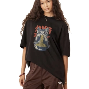 T-shirt oversize en coton noir avec motif chat mangeant des ramen sur fond blanc
