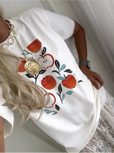 Dettaglio della maglietta in cotone bianco con stampa mela minimal e collana dorata