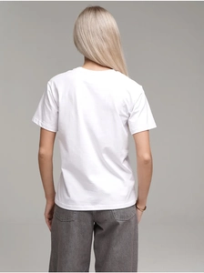 Vue arrière d'un t-shirt blanc en coton ample avec coutures soignées et un joli tombé