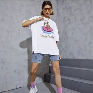 T-shirt blanc oversize en 100% coton avec imprimé graphique crâne et lettrage artistique