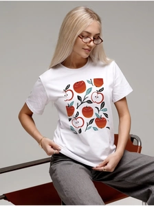 Dettaglio della stampa a mela rossa su una t-shirt bianca in cotone a girocollo