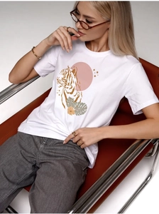 Détail de l'imprimé artistique tigre sur un t-shirt blanc en coton de qualité