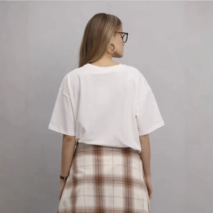 Vue arrière d'un t-shirt blanc ample en coton avec épaules tombantes pour femme