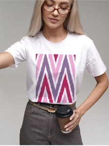 T-shirt en coton blanc avec imprimé géométrique en zigzag rose et violet sur la poitrine