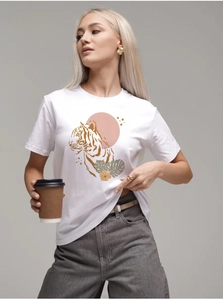 Détail d'un t-shirt blanc en coton avec imprimé artistique de tigre et feuilles tropicales