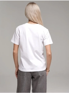 Vista posteriore di una t-shirt bianca in cotone da donna con un collo rotondo semplice