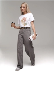 T-shirt en coton blanc avec imprimé tigre et palmier porté avec un jean large gris