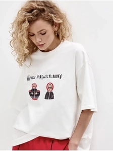 Gros plan du t-shirt oversize en coton blanc avec motif matriochka russe et texte
