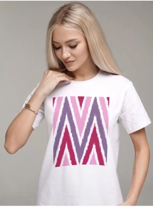 Détail d'un t-shirt blanc en coton avec imprimé géométrique en V rose et violet