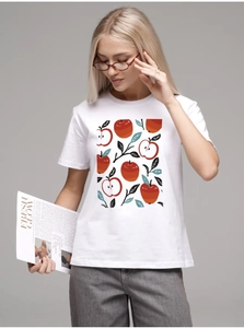 Dettaglio della stampa grafica con mela fresca su una t-shirt bianca in puro cotone