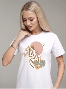 Détail de l'imprimé artistique de tigre et de fleurs sur un t-shirt en coton blanc