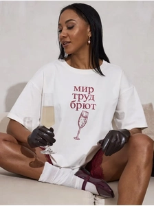 Weißes Baumwoll-T-Shirt mit rotem kyrillischem Text und Sektglas-Grafikdesign