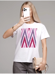 Détail du t-shirt blanc en coton avec motif graphique en zigzag rose et violet