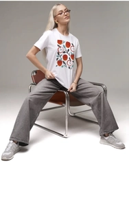 Dettaglio della stampa artistica mela rossa su una t-shirt in cotone bianco alta qualità