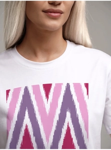Gros plan sur l'imprimé ondulé rose du t-shirt blanc en pur coton