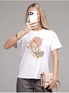 Détail d'un t-shirt en coton blanc avec tête de tigre artistique et imprimé floral