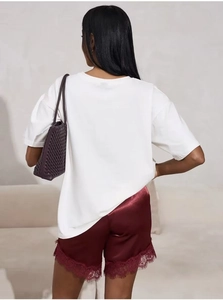 Rückansicht von weißem Baumwoll-T-Shirt und burgunderfarbenen Satin-Shorts mit Spitze
