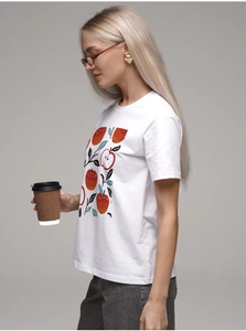 Dettaglio della stampa con mela rossa su una t-shirt bianca in cotone a girocollo